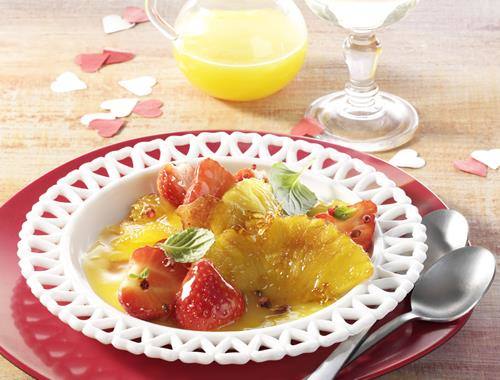 Erdbeeren mit rosa Pfeffer an Orangen-Prosecco-Sauce
