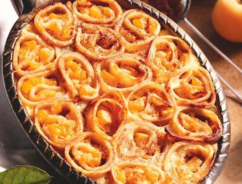 Überbackene Pfannkuchen-Schnecken mit Aprikosen