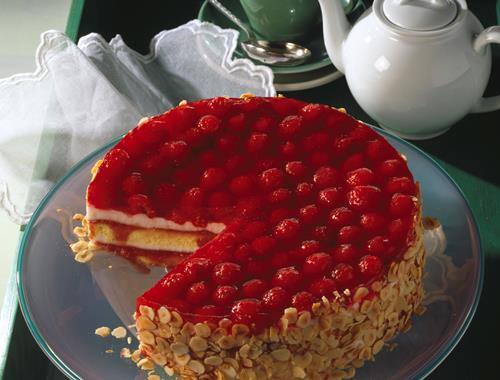 Biskuittorte mit Himbeeren