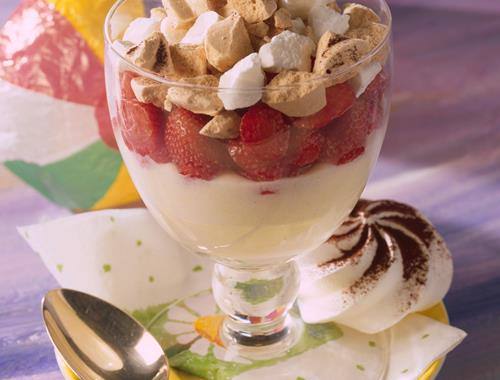 Geschichteter Grießbrei mit Baiser