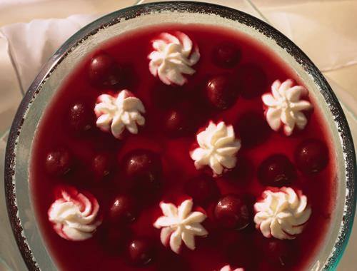 Kalte Kirschsuppe mit Quarkrosen