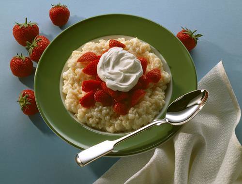 Milchreis mit Erdbeeren und Sahnehaube