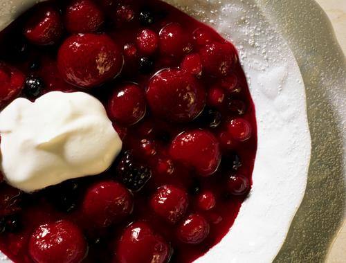 Rote Grütze mit Schlagrahm