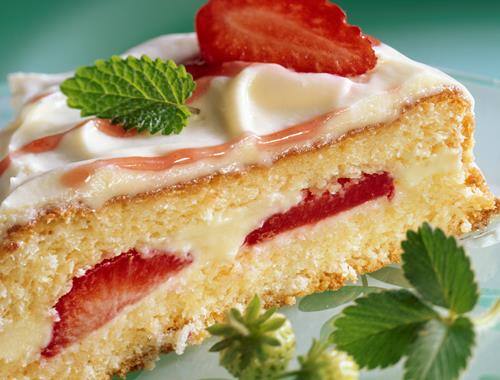 Weißes Schokoladenherz mit Erdbeeren