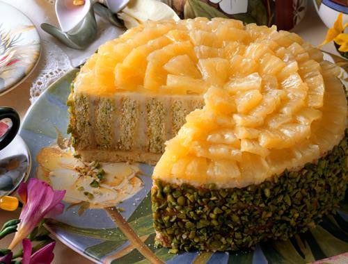 Pistazienbiskuittorte mit Ananascreme