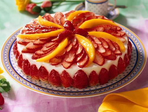 Kokos-Rum-Torte mit Erdbeeren und Mango