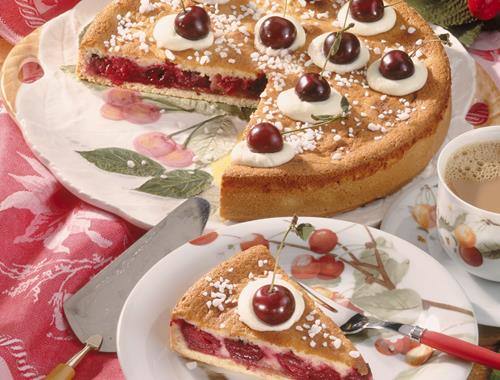 Mürber Kirschkuchen mit Crème fraîche-Guss