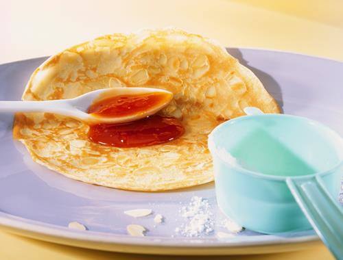 Mandel-Pfannkuchen mit Hagebuttenmark