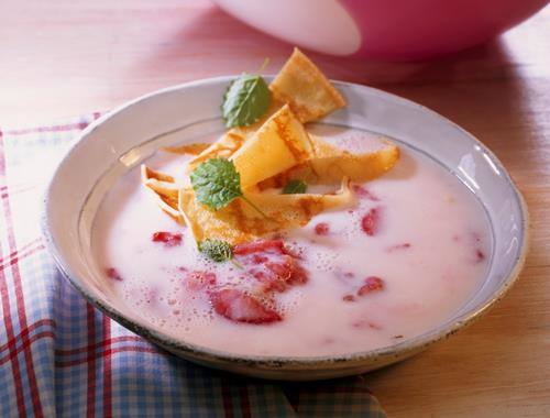 Buttermilch-Kaltschale mit Pfannkuchen