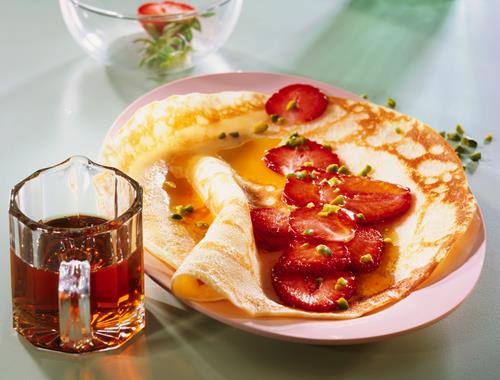 Pfannkuchen mit Erdbeeren und Ahornsirup