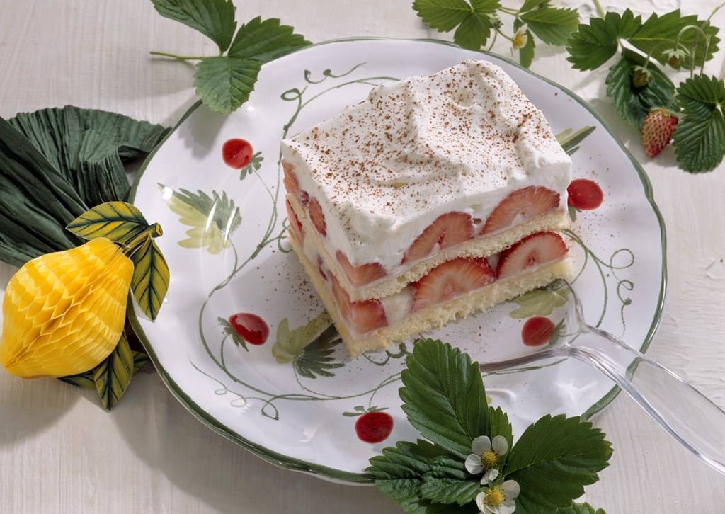 Biskuitdessert mit Zitronen-Joghurt-Creme und Erdbeeren Rezept - Rezept &amp; Bild