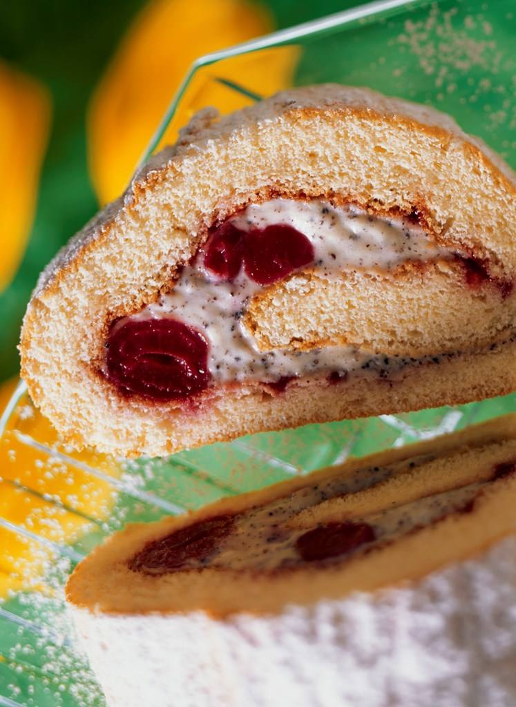Biskuitrolle mit Mohncreme und Kirschen Rezept - Rezept &amp; Bild