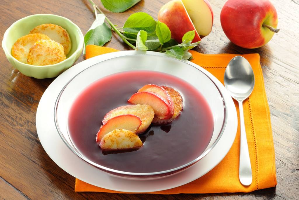 Holunderbeersuppe mit karamellisierten Knödel- und Apfelscheiben Rezept - Rezept &amp; Bild