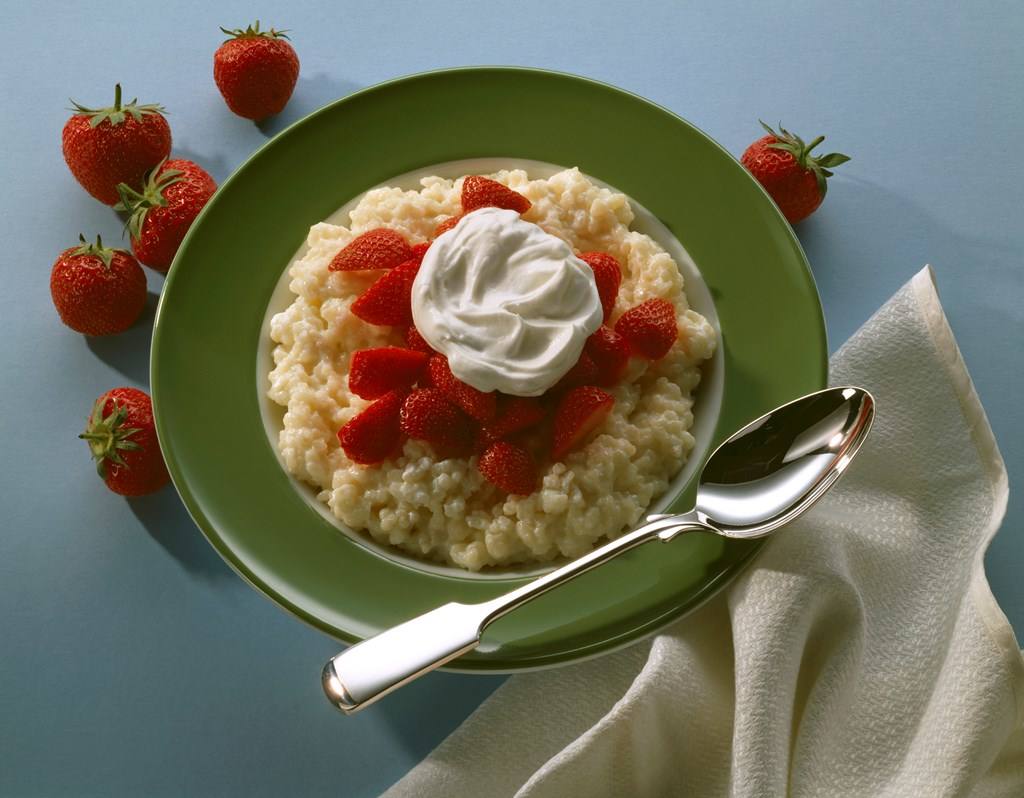 Milchreis mit Erdbeeren und Sahnehaube Rezept - Rezept &amp; Bild