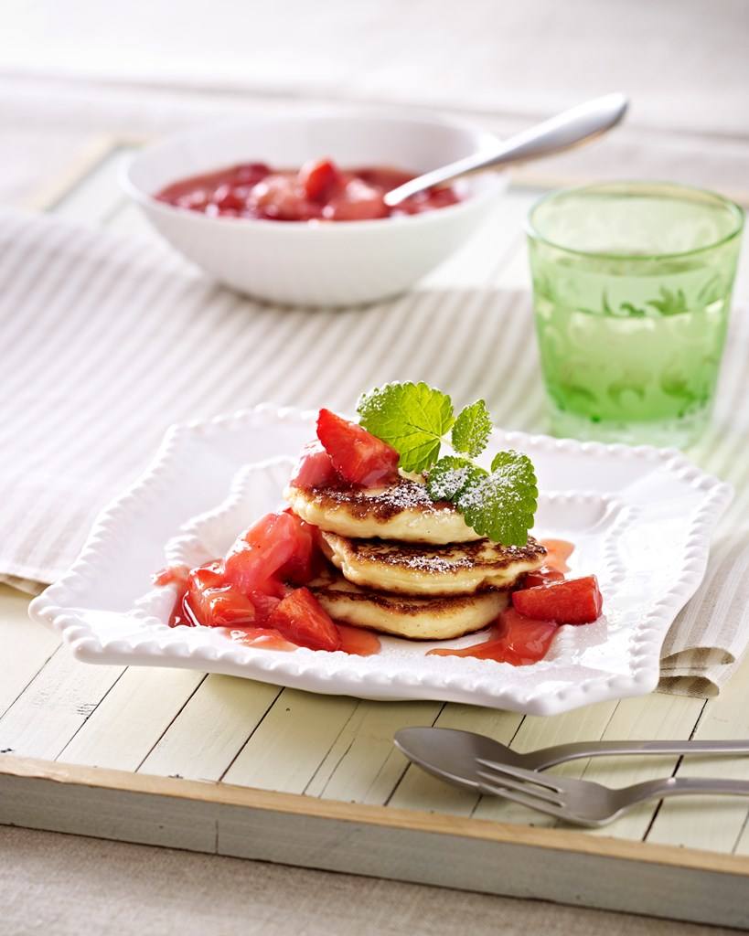 Quarkküchlein mit Kompott von Erdbeeren und Rhabarber Rezept - Rezept &amp; Bild