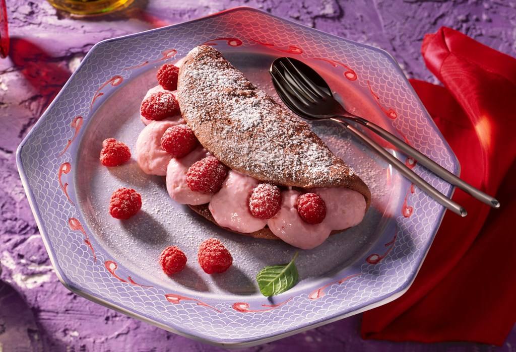 Schoko-Biskuitomeletts mit Himbeerquarkcreme Rezept - Rezept &amp; Bild