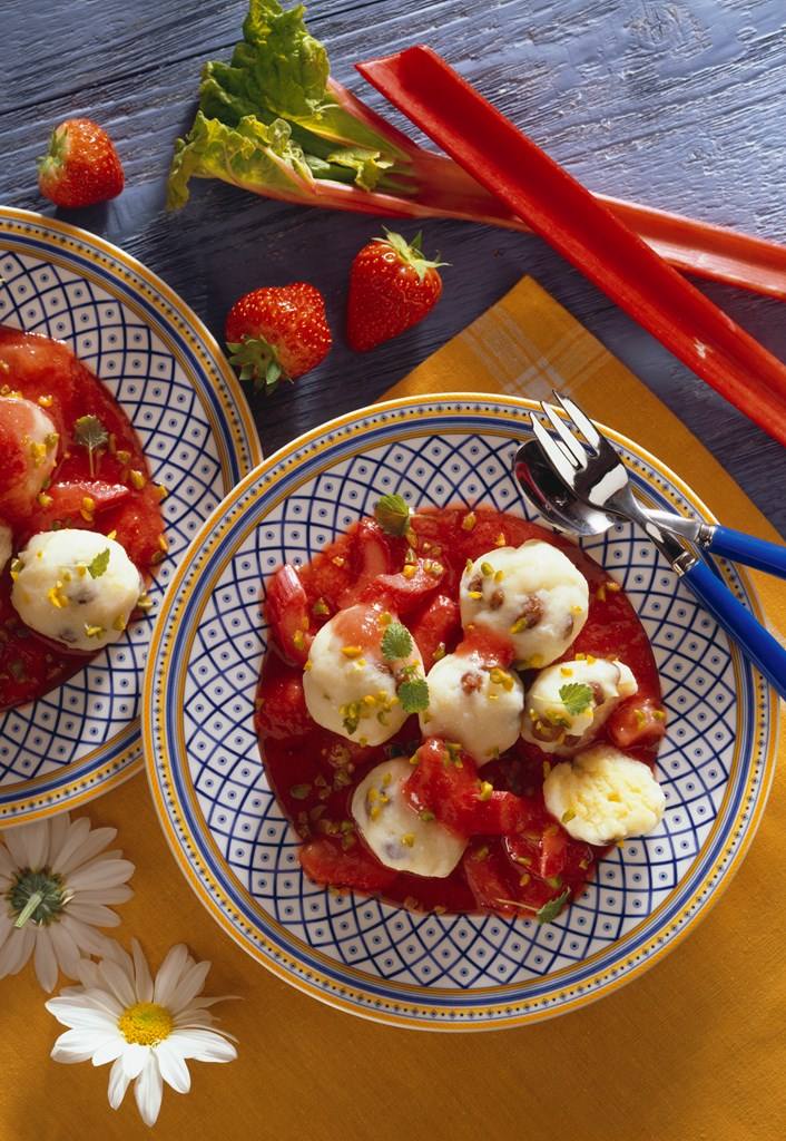 Topfenklöße mit Erdbeer-Rhabarber-Sauce Rezept - Rezept &amp; Bild