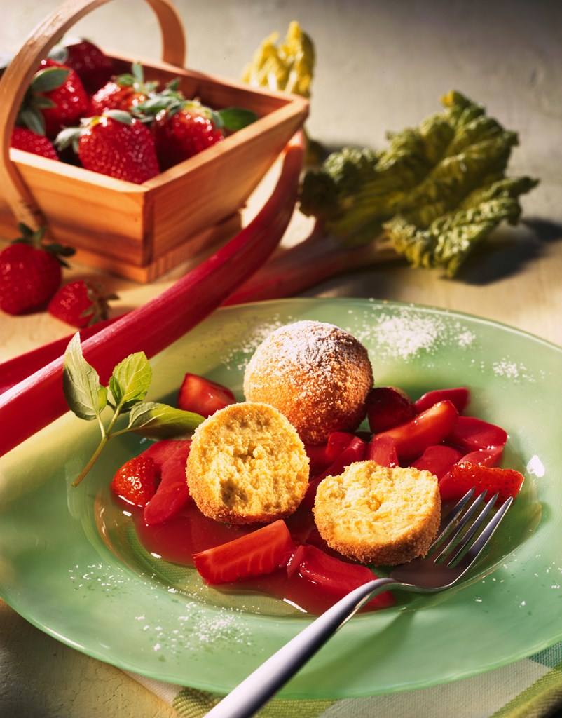 Vanille-Quark-Knödel mit Erdbeer-Rhabarber-Kompott Rezept - Rezept & Bild