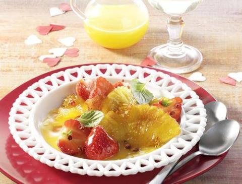 Erdbeeren mit rosa Pfeffer an Orangen-Prosecco-Sauce