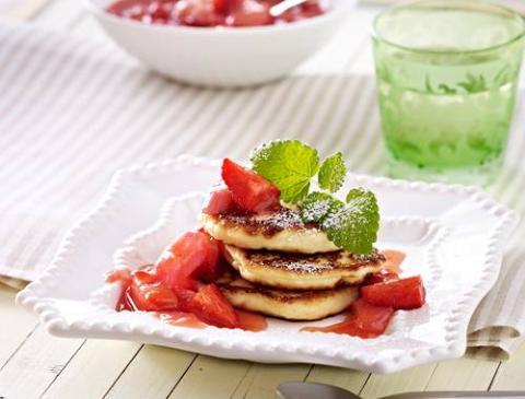 Quarkküchlein mit Kompott von Erdbeeren und Rhabarber