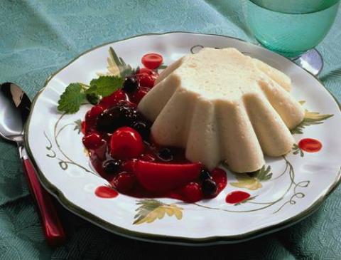 Flammeri mit roter Grütze