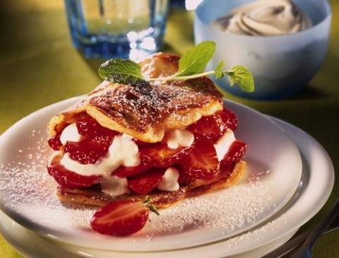 Bananen-Vanille-Taler mit Erdbeeren und Mascarponecreme