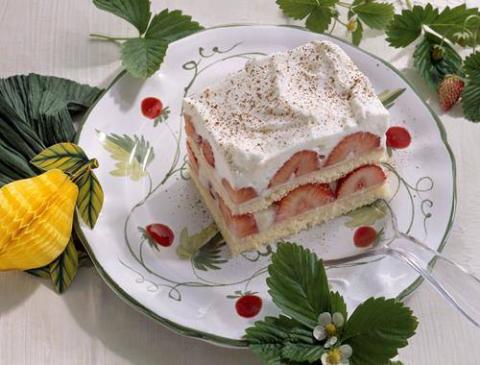 Biskuitdessert mit Zitronen-Joghurt-Creme und Erdbeeren