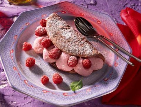 Schoko-Biskuitomeletts mit Himbeerquarkcreme