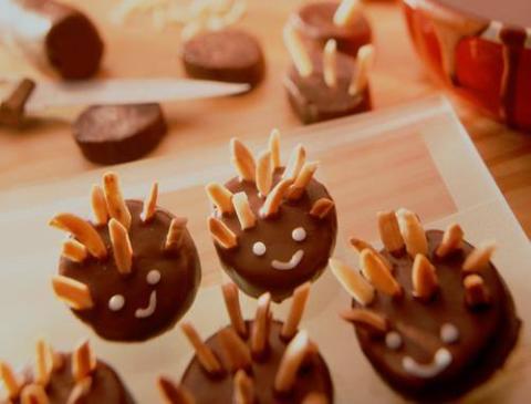 Schokoplätzchen-Igel mit Mandelstacheln