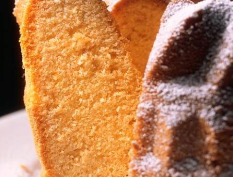 Guglhupf mit Erdnüssen