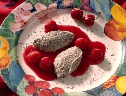 Mohndessert mit Kirschsauce