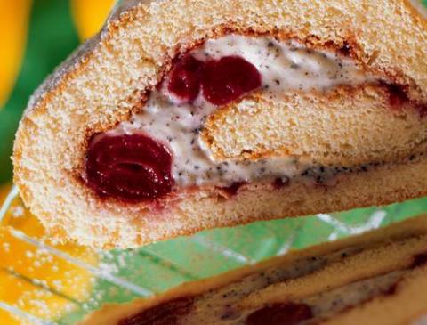 Biskuitrolle mit Mohncreme und Kirschen