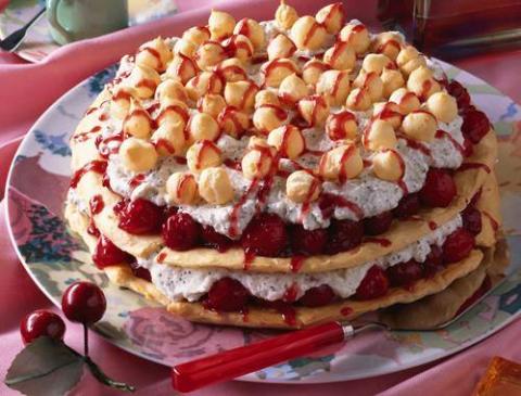 Flockentorte mit Mohnsahne und Kirschen