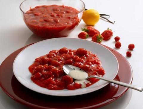 Rote Grütze mit Vanillesauce