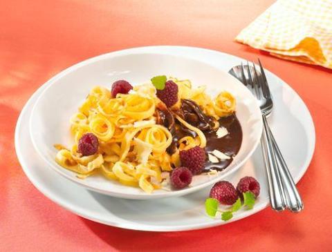 Pfannkuchen-Pasta mit Schokolade und Himbeeren