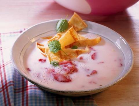 Buttermilch-Kaltschale mit Pfannkuchen