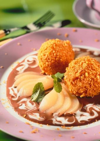 Birnenklöße im Cornflakesmantel mit Schokosauce Rezept - Rezept & Bild