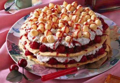 Flockentorte mit Mohnsahne und Kirschen Rezept - Rezept & Bild