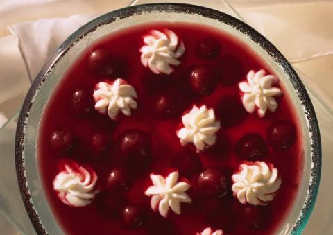 Kalte Kirschsuppe mit Quarkrosen Rezept - Rezept & Bild