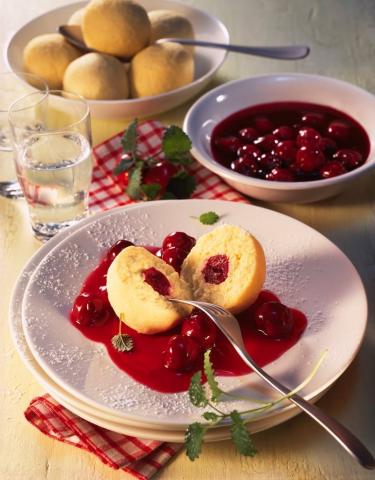 Kirsch-Quark-Knödel mit Portweinkirschen Rezept - Rezept & Bild