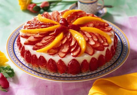 Kokos-Rum-Torte mit Erdbeeren und Mango Rezept - Rezept & Bild
