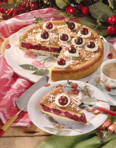 Mürber Kirschkuchen mit Crème fraîche-Guss Rezept - Rezept & Bild