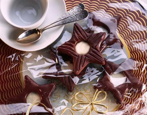 Schoko-Sterne mit Rumtrüffelfüllung Rezept - Rezept & Bild