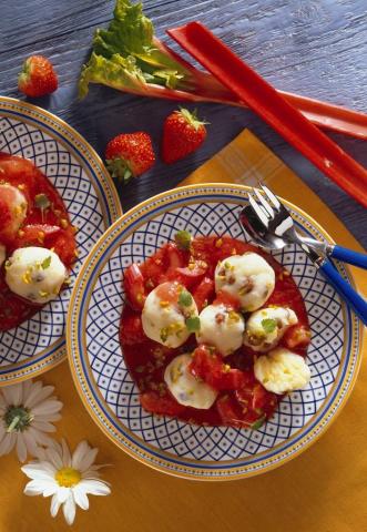 Topfenklöße mit Erdbeer-Rhabarber-Sauce Rezept - Rezept & Bild